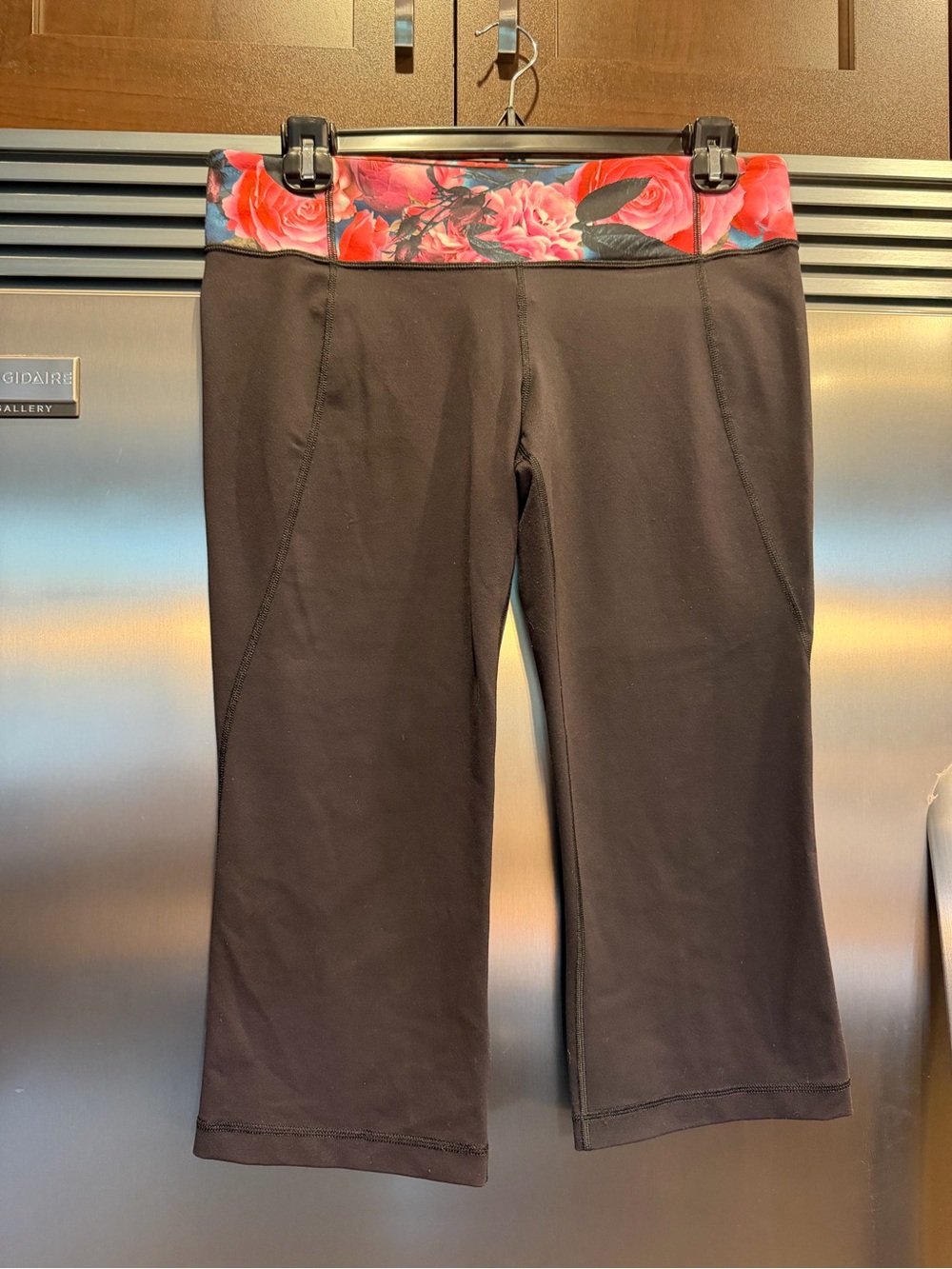 Lululemon sz12 like new Womens Black Cropped Active Pants with Floral Waistband